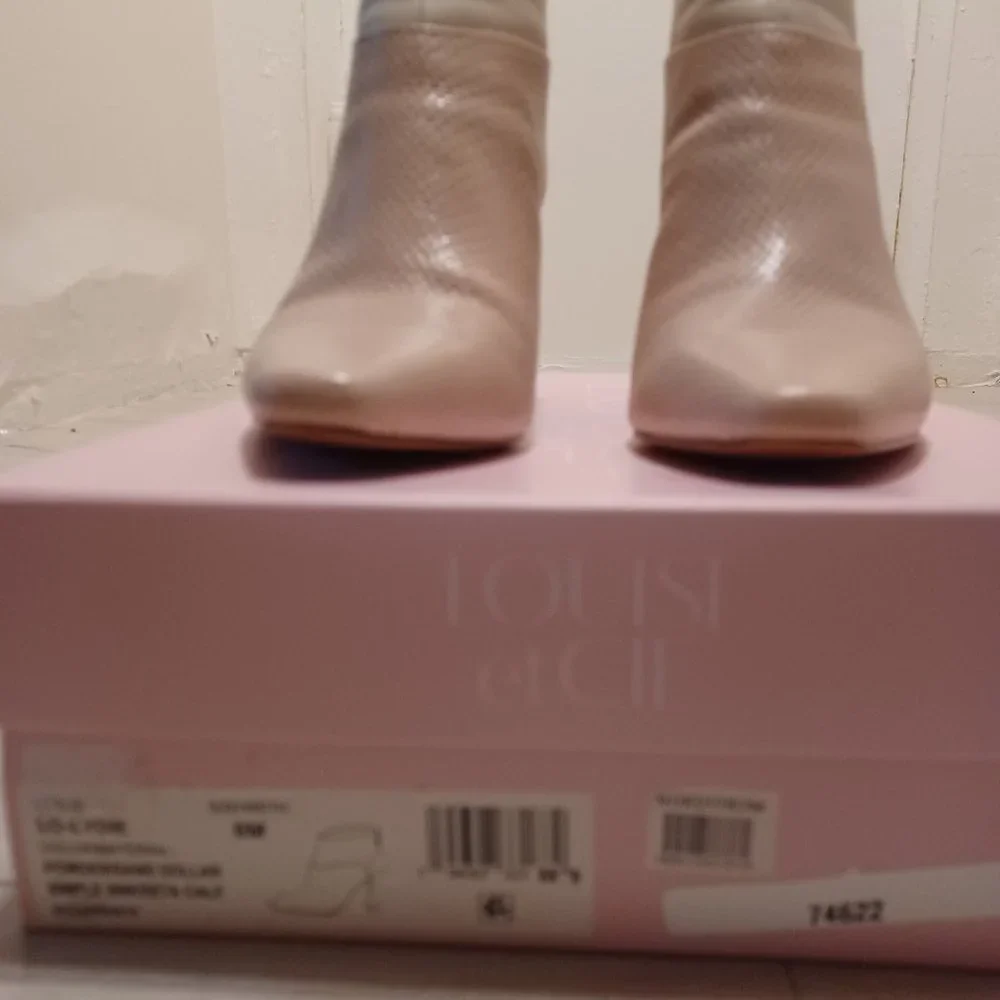 Louise et Cie Lydie Genuine Leather Powder/Sand Color Bootie Size 8M - Picture 3 of 7